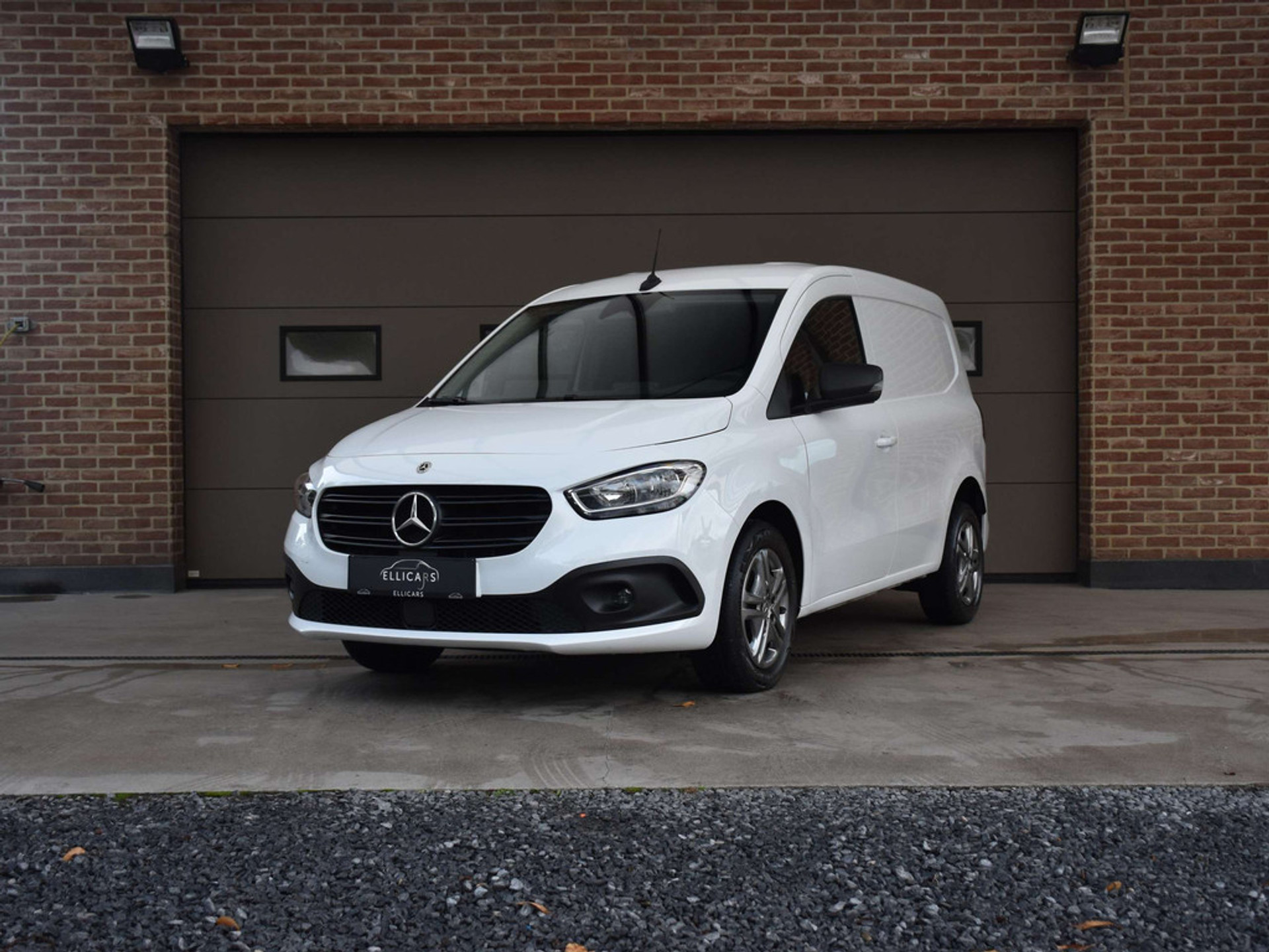 48531485-2.jpg